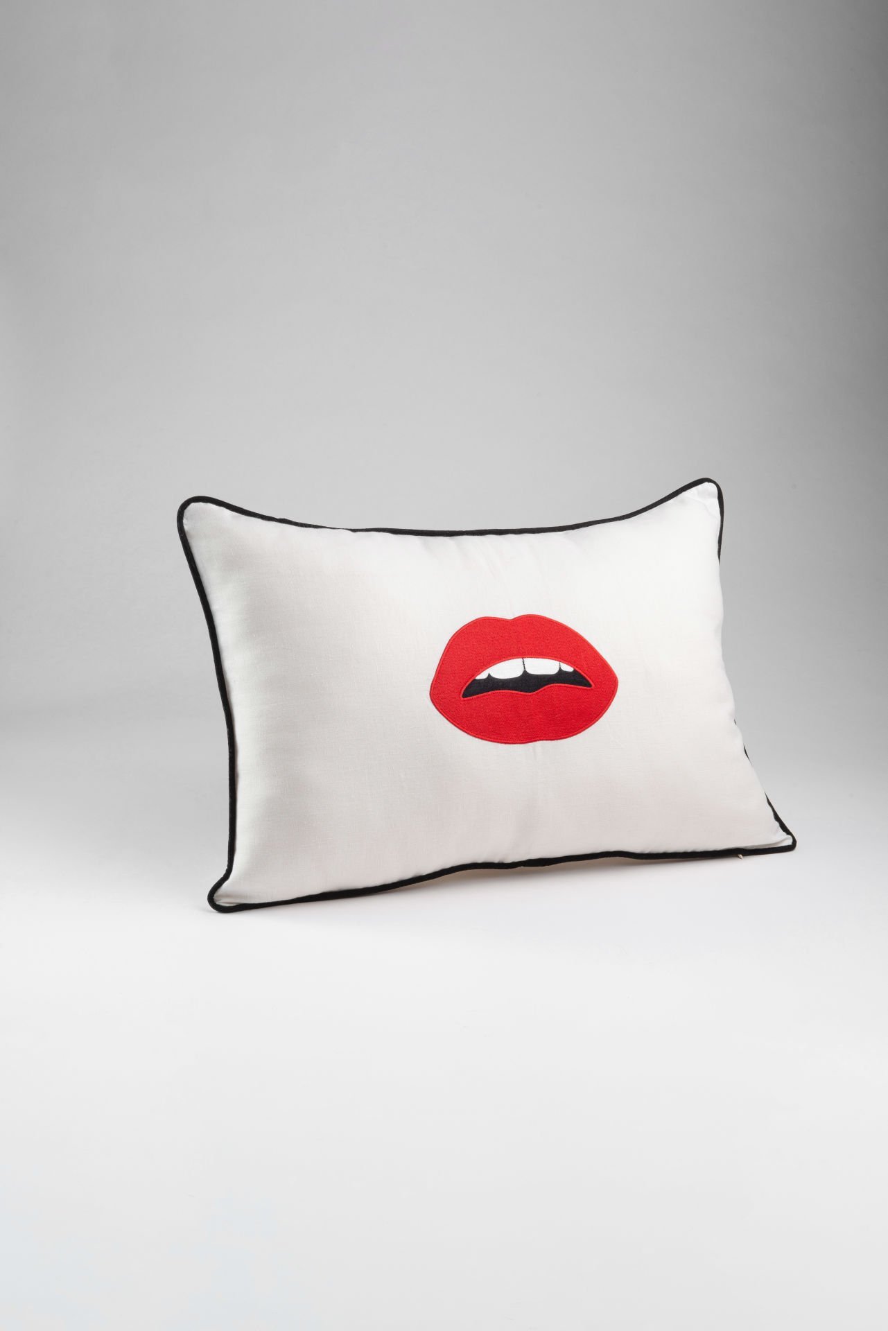 Dekoratif RedLip Kırık Beyaz Yastık