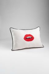 Dekoratif RedLip Kırık Beyaz Yastık